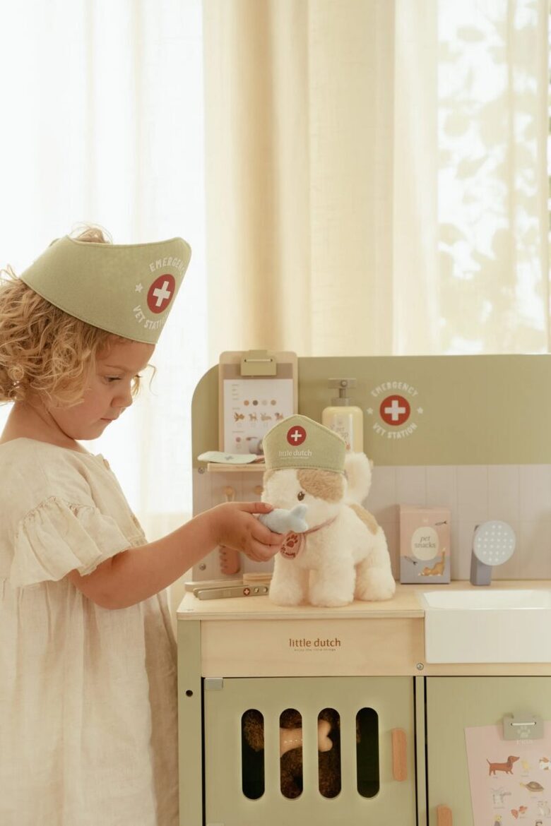 Little Dutch Veterinary Practice FSC wood 2546